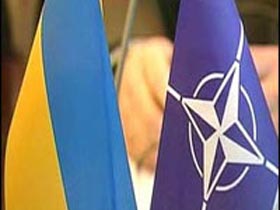 Флаги Украины и НАТО. Фото с сайта for-ua.com (с)
