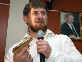 Рамзан Кадыров с позолоченным пистолетом. Фото: club-rf.ru