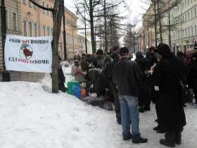 Акция "Еда вместо бомб" в Санкт-Петербурге. Фото: piter.indymedia.ru