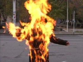 Самосожжение. Фото с сайта www.static2.aif.ru