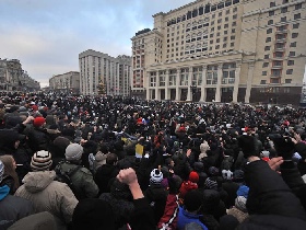Акция футбольных фанатов на Манежной площади. Фото с сайта Lenta.Ru