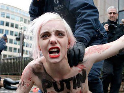 Акция Femen против Путина. Фото: reuters.com