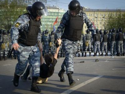 Задержвание на митинге (Фото: Анатолий Струнин, ИТАР-ТАСС)
