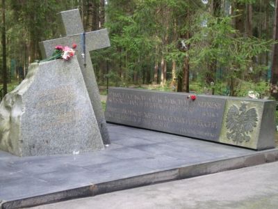 Памятник репрессированным полякам, кладбище "Левашовская пустошь" (источник: http://www.memo.ru/)