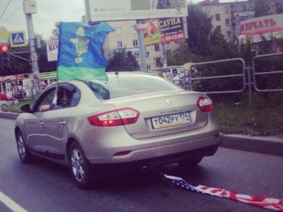 Надругательство над флагом. Фото: URA.Ru