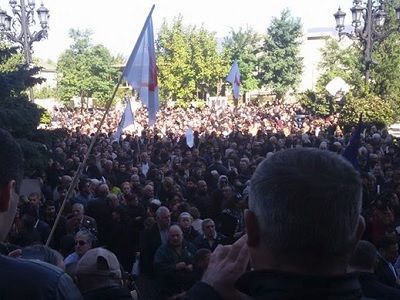 Протест сторонников "Рустави 2" возле суда. Фото: Гела Васадзе