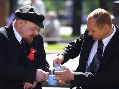 "Ленин" и "Путин" за чаем (конкурс двойников). Источник - www.fitsoul-fitbody.com