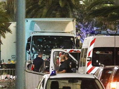 Теракт в Ницце 14.7.2016, заблокированный грузовик. Фото Reuters, источник - rbc.ru