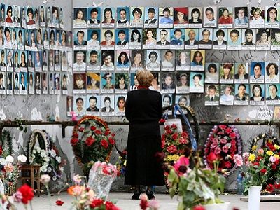 Беслан, портреты погибших на стене школы. Фото: info-baranovichi.by