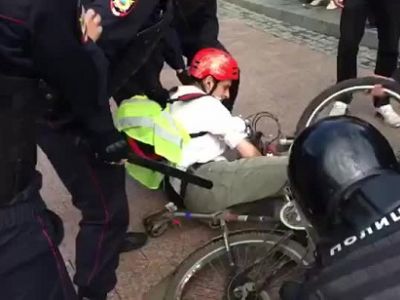 Избиение велосипедиста на митинге. Фото: pikabu.ru