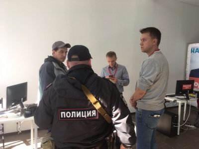 Полиция в штабе Алексея Навального в Саратове. Фото: om-saratov.ru