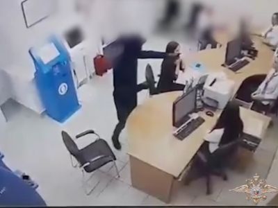 Момент попытки ограбления банка. Скриншот видео камеры наблюдения / МВД России