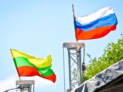 Флаги Литвы и России. Фото: eadaily.com