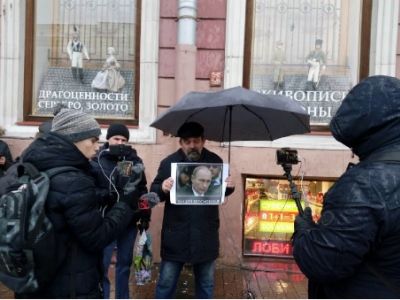 Активист с постером Путина. Фото: МБХ медиа