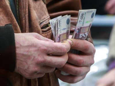 Деньги. Фото: Сергей Коньков / ТАСС