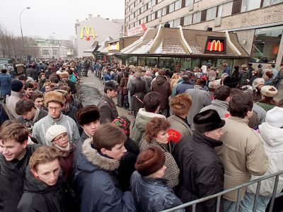 Очередь в первый открывшийся "Макдональдс", Москва, 1990. Фото: kakzachem.ru