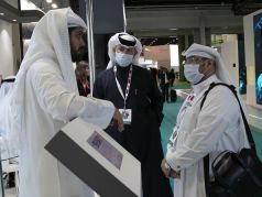 Посетители и экспоненты в масках на выставке Arab Health в Дубае, ОАЭ, 29 января 2020 года. Фото: Kamran Jebreili / AFP