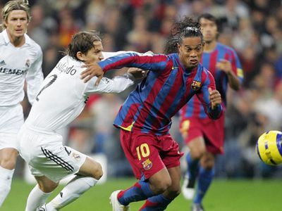 Роналдиньо в игре против "Реала". Фото: AFP/Javier Soriano