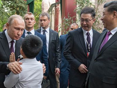 Председатель КНР Си Цзиньпин (справа) и президент России Владимир Путин ( слева) во время посещения Московского зоопарка. Фото:  Дмитрий Азаров / Коммерсант