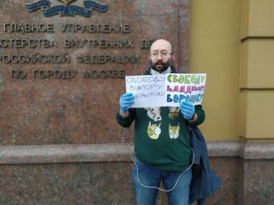 Илья Азар стоит в пикете в поддержку создателя "Омбудсмена полиции" Фото: "Avtozak Live"