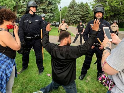 Протестующие в Окдейле (Миннесота) возле дома одного из полицейских, проводивших задержание Джорджа Флойда. Фото: Фото: Jeff Baenen / AP
