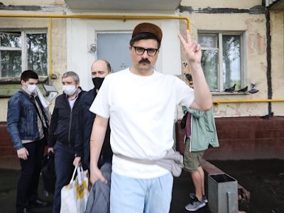 Сергей Простаков после обыска возле своего дома. Сейчас его везут на допрос. Фото: Андрей Золотов / МБХ медиа
