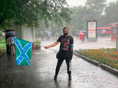Участник хабаровских протестов с "конфедеративной" версией краевого флага. Фото: region.expert
