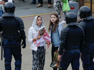 Протестующие женщины и ОМОН Беларуси. Фото: AP / Scanpix / LETA