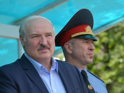 Александр Лукашенко и Юрий Караев, экс-министр МВД Беларуси. Фото: БелТА / ТАСС