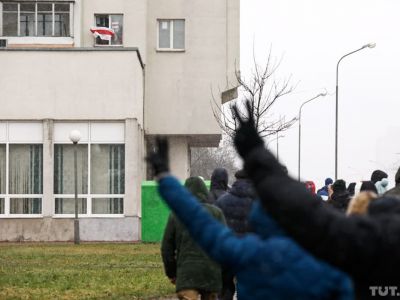 Флаг в окне. Протесты в Минске 29.11.2020. Фото: tut.by
