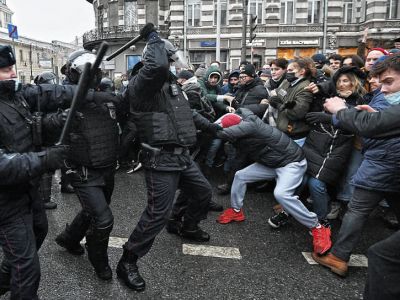 Митинг в поддержку Алексея Навального в Москве 23 января. Столкновение между участниками митинга и сотрудниками полиции на Страстном бульваре. Фото: Александр Миридонов / Коммерсант
