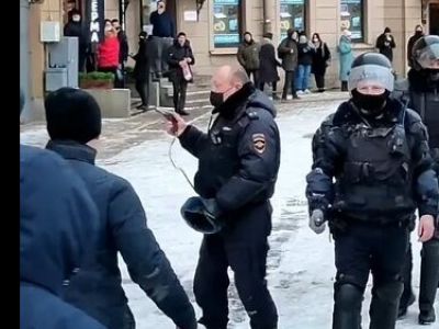 Полицейский угрожает оружием. Фото: Яндекс