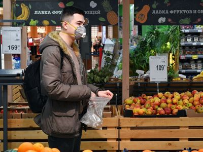Покупатель выбирает фрукты в одном из супермаркетов сети "Перекресток" города Москвы. Фото: Рамиль Ситдиков / РИА Новости