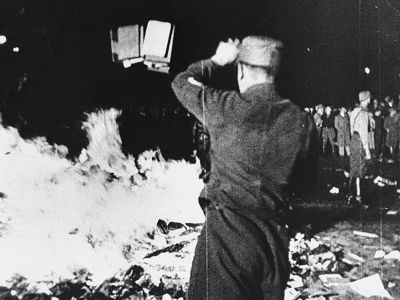 Сожжение книг в нацистской Германии, 1993 г. Фото: ru.wikipedia.org