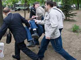 Оперативники задерживают  активистов на подступах в памятнику  Грибоедова  6 мая 2008 года. Фото ЖЖ-юзера drugoi. 