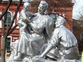 Памятник семье, фото Виктора Шамаева, сайт Каспаров.Ru