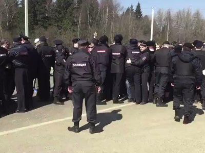 Волоколамск, цепь омоновцев - против жителей, пытающихся не пропускать мусоровозы, 15.4.18. Источник - twitter.com/stalingulag